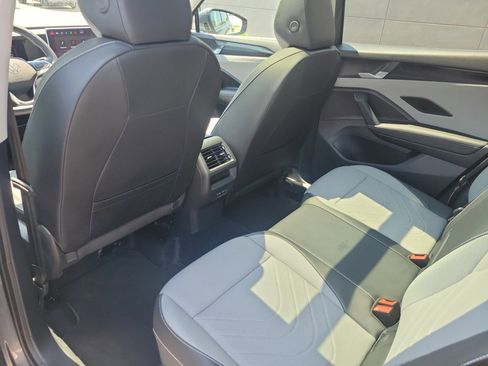 Certified 2025 Volkswagen Tiguan SE w/ Panoramic Sunroof Package AWD/4WD image 34