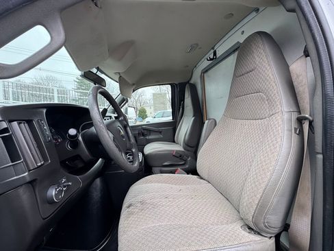 Used 2018 Chevrolet Express 3500 w/ Driver Convenience Package RWD image 12