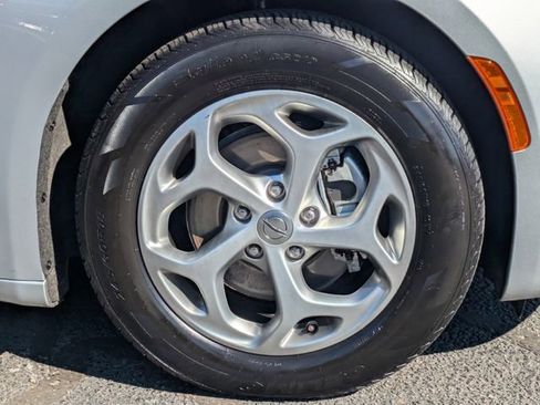 Used 2024 Chrysler Pacifica Limited image 11