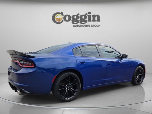 Used 2018 Dodge Charger SXT w/ Blacktop Package RWD image 5