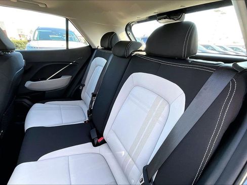 Certified 2024 Hyundai Venue SEL image 15