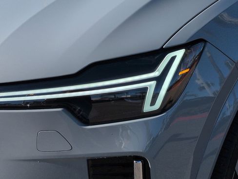 Used 2025 Volvo XC90 B5 Ultra w/ Protection Package Premier image 6