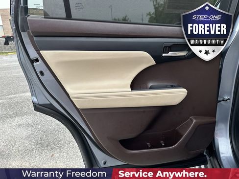Used 2022 Toyota Highlander XLE FWD image 29
