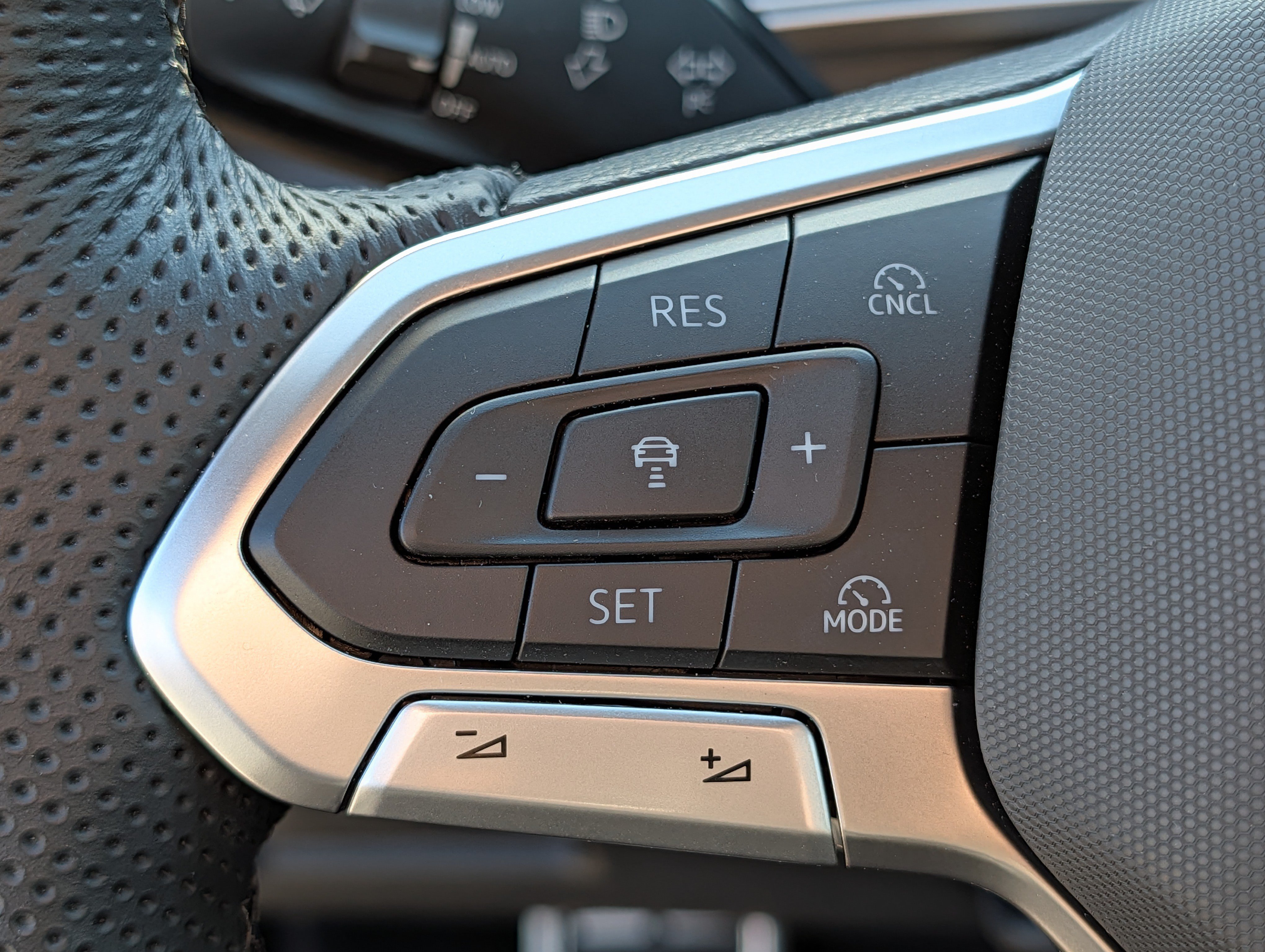 Certified 2026 Volkswagen Tiguan SE R-Line AWD/4WD image 29