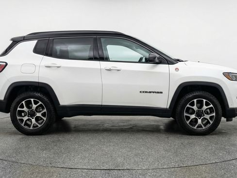 Used 2025 Jeep Compass Trailhawk AWD/4WD image 11