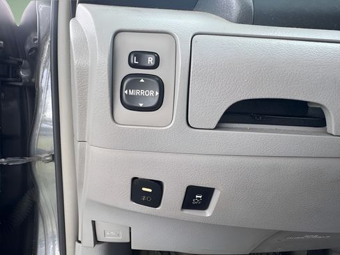 Used 2010 Toyota Camry LE FWD image 22
