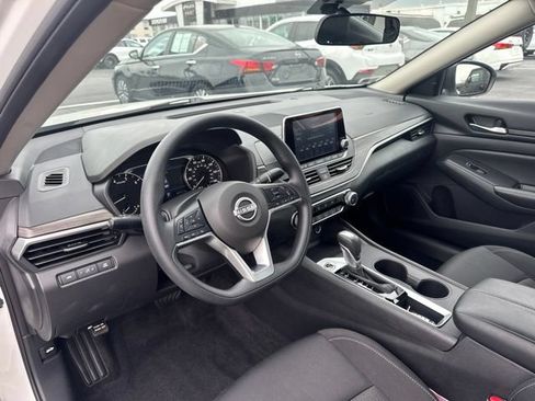 Used 2025 Nissan Altima 2.5 SV FWD image 9