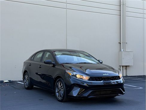Used 2022 Kia Forte LXS image 3