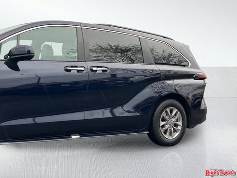 Certified 2026 Toyota Sienna XLE FWD image 10