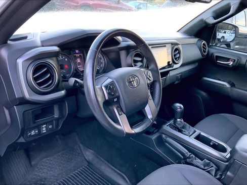 Used 2019 Toyota Tacoma TRD Off-Road w/ Technology Package AWD/4WD image 17