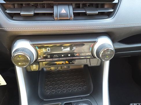 Used 2020 Toyota RAV4 LE w/ Carpet Mat Package image 19