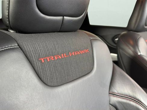 Used 2017 Jeep Cherokee Trailhawk AWD/4WD image 34
