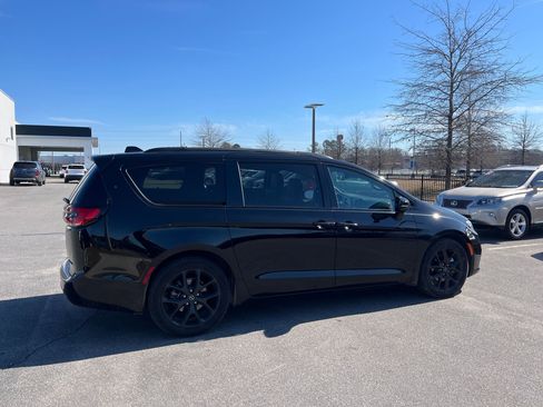 Used 2025 Chrysler Pacifica Limited image 9