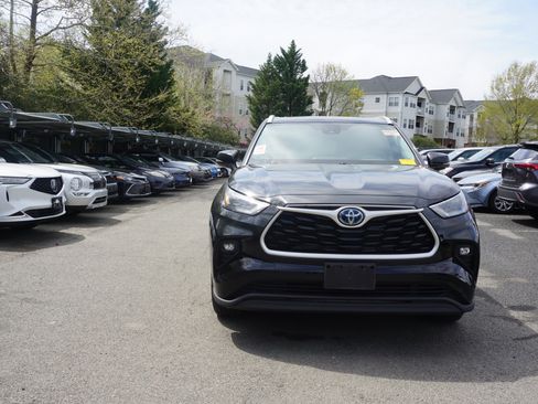 Used 2022 Toyota Highlander XLE image 2