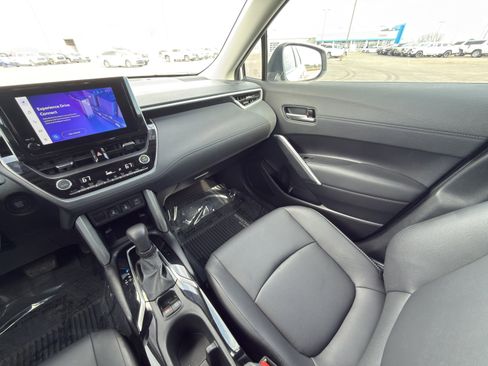 Used 2024 Toyota Corolla Cross XLE w/ Convenience Package image 30