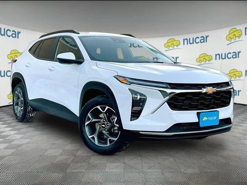 Used 2025 Chevrolet Trax LT w/ LT Convenience Package image 1