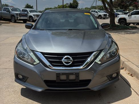 Used 2017 Nissan Altima 2.5 SR w/ Midnight Edition Package FWD image 3