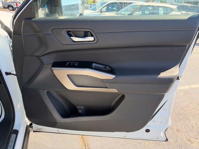 Used 2025 Nissan Pathfinder Platinum AWD/4WD image 35