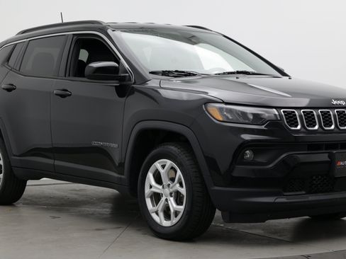 Used 2024 Jeep Compass Latitude AWD/4WD image 3