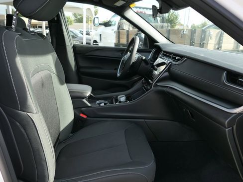 Used 2025 Jeep Grand Cherokee Laredo X image 23