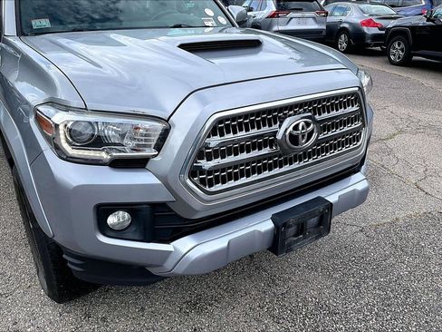Used 2017 Toyota Tacoma TRD Sport w/ Tow Package (A/T) AWD/4WD image 8