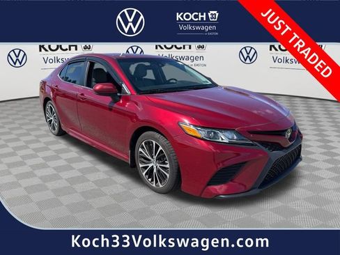 Used 2018 Toyota Camry SE FWD image 1