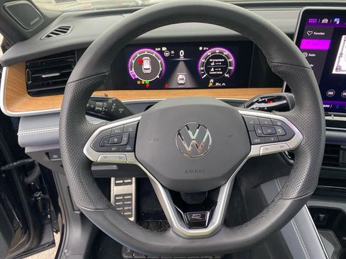 Used 2025 Volkswagen Tiguan SEL R-Line image 10