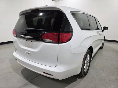 Used 2024 Chrysler Voyager LX image 4