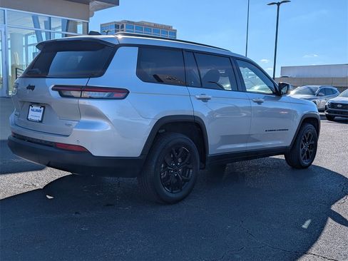 Used 2024 Jeep Grand Cherokee L Laredo image 4