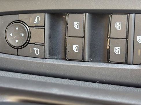 Used 2025 Nissan Pathfinder S image 12