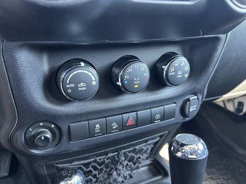 Used 2017 Jeep Wrangler Unlimited Sahara w/ Connectivity Group AWD/4WD image 18