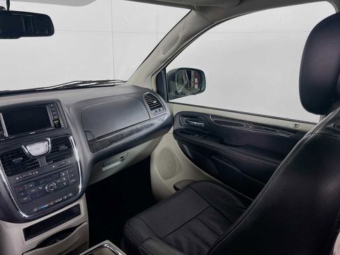 Used 2015 Chrysler Town & Country Touring image 20