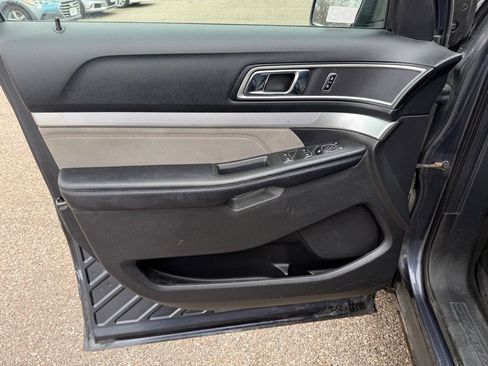 Used 2017 Ford Explorer XLT w/ XLT Appearance Package image 22
