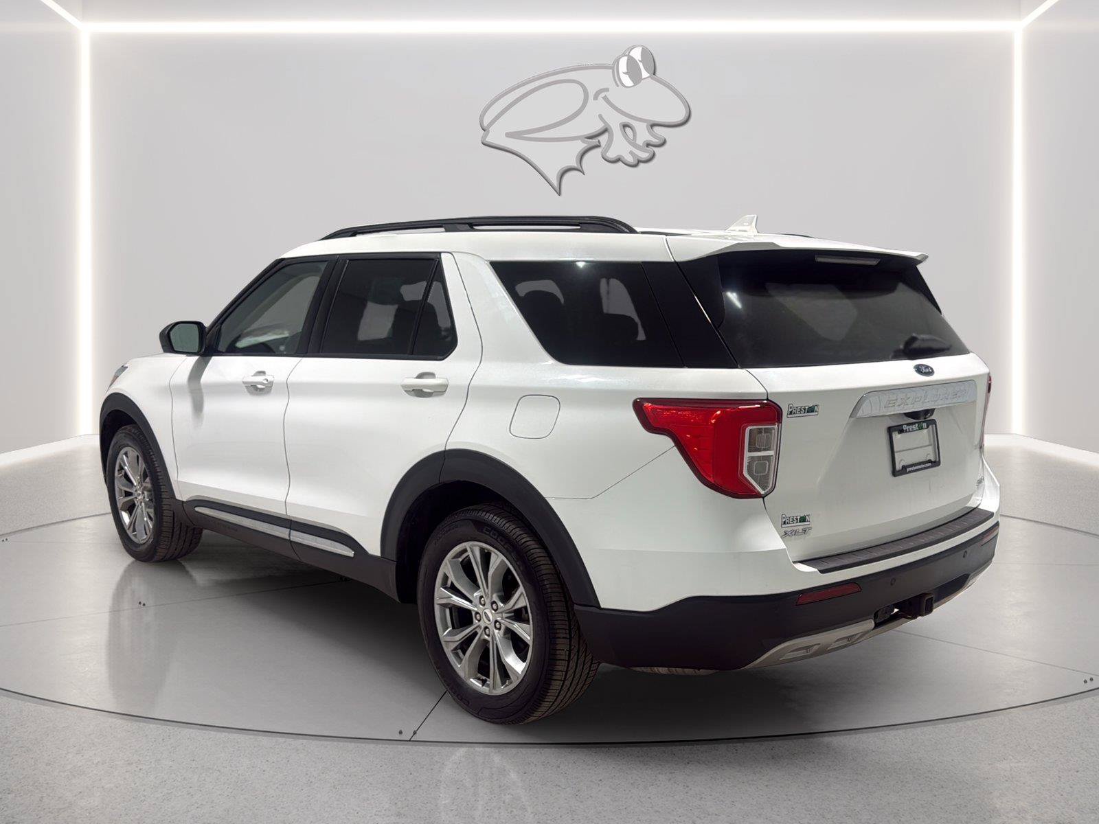 Used 2021 Ford Explorer XLT w/ Equipment Group 202A AWD/4WD image 3