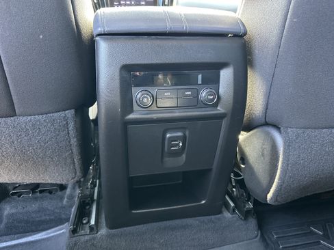 Used 2021 Chevrolet Traverse LT image 23