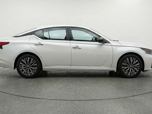 Used 2025 Nissan Altima 2.5 SV image 11