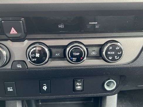 Used 2016 Toyota Tacoma TRD Off-Road image 30