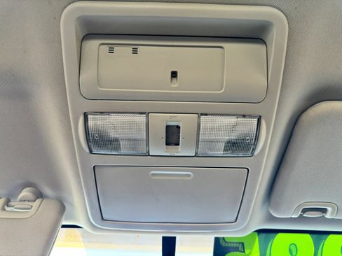 Used 2018 Nissan Titan SV AWD/4WD image 17