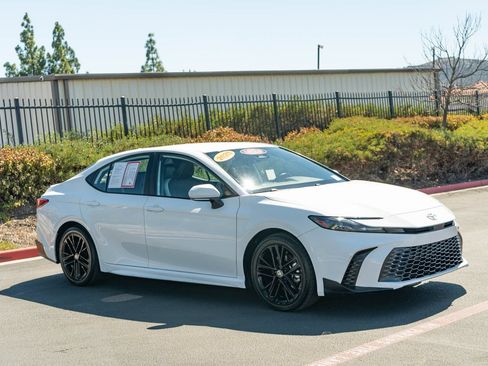 Certified 2025 Toyota Camry SE FWD image 3
