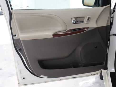 Used 2013 Toyota Sienna Limited w/ Premium Pkg FWD image 12