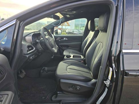 New 2026 Chrysler Pacifica Select image 9