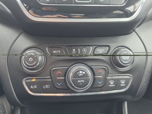 Used 2019 Jeep Cherokee Limited w/ Luxury Group AWD/4WD image 29