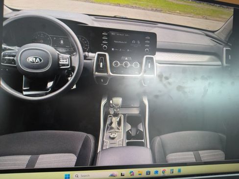 Used 2021 Kia Sorento LX FWD image 11