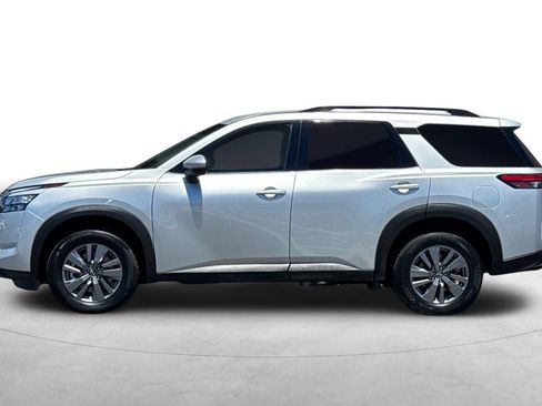 Used 2025 Nissan Pathfinder SV FWD image 3