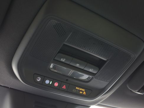 Used 2025 Chevrolet Equinox EV RS w/ Convenience Package II image 22