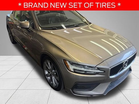 Used 2019 Volvo S60 T6 Momentum w/ Premium Package AWD/4WD image 3