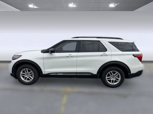 Used 2025 Ford Explorer Active AWD/4WD image 2