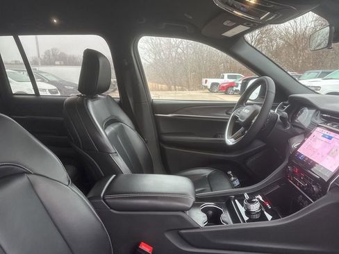 Used 2025 Jeep Grand Cherokee Limited image 14