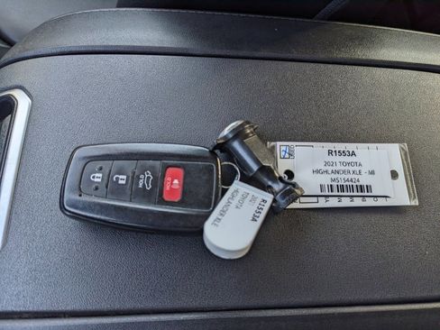 Used 2021 Toyota Highlander XLE image 34