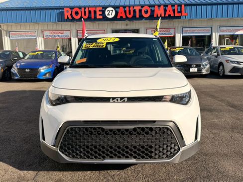 Used 2024 Kia Soul LX w/ Option Group 015 FWD image 3